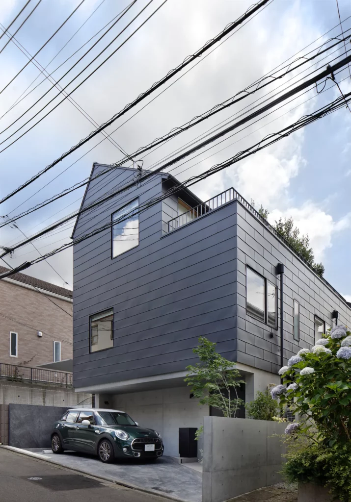Three-story house in Meguro by Moriyoshi Naotake Atelier