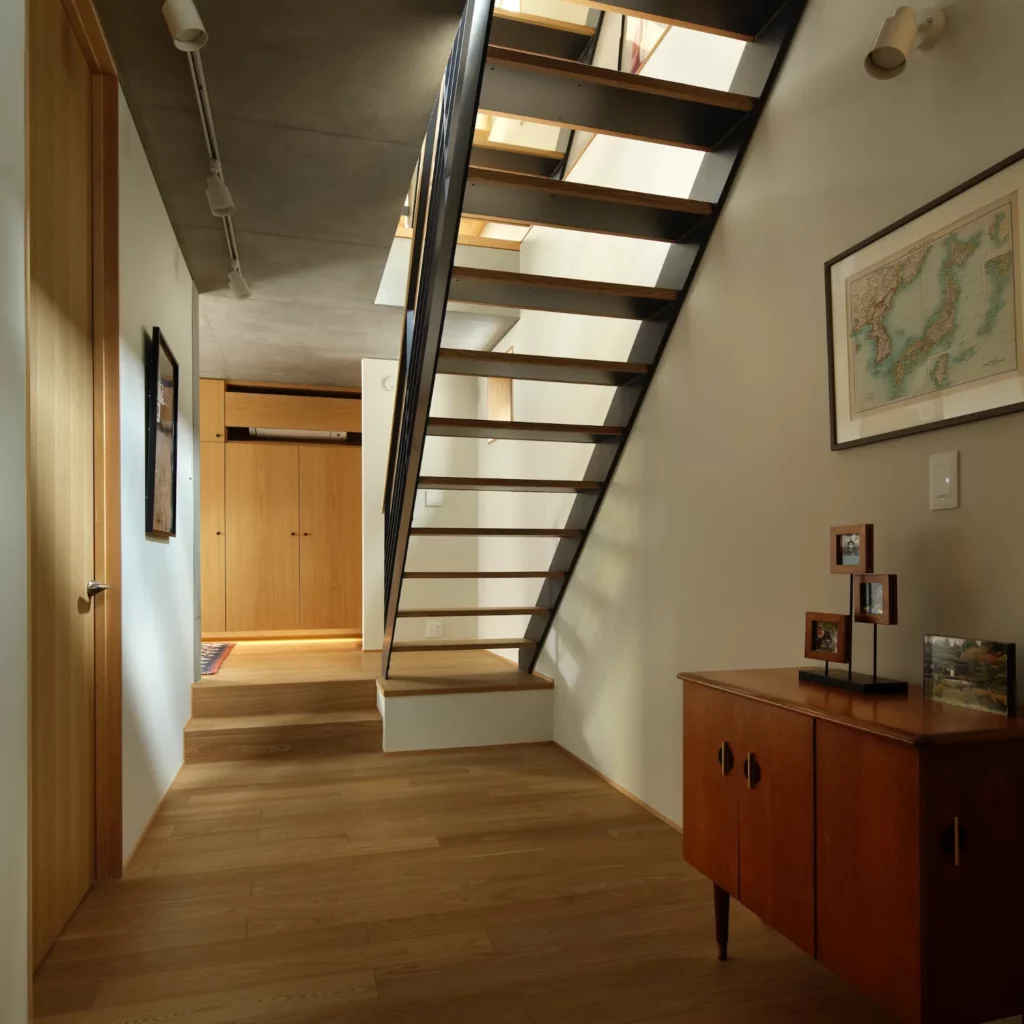 Three-story house in Meguro by Moriyoshi Naotake Atelier